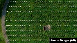 Novoidentifikovane žrtve genocida u Srebrenici se ukopavaju svake godine 11. jula. Potočari, Srebrenica, 10. jula 2023. 