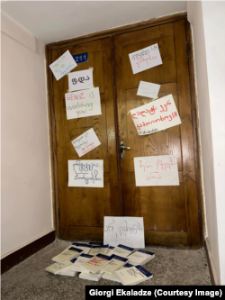 წარწერები აუდიტორიის კარზე.