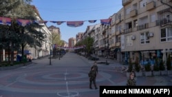 Anëtarët e misionit paqeruajtës të NATO-s në Kosovë (KFOR) duke patrulluar në veri të Mitrovicës gjatë zgjedhjeve lokale në veri të Kosovës, 23 prill 2023.