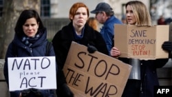 "NATO molimo djelujte", "Zaustavite rat", Spasite demokratiju, zaustavite Putina" piše na komadima kartona za vrijeme protesta protiv započete ruske invazije na Ukrajinu, London, februar 2022.