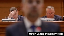 Președintele Camerei Deputaților (în stânga), Alfred Simonis, este printre inițiatorii propunerii legislative privind finanțarea partidelor politice care ar limita cheltuielile cu presa și propaganda. Liberalii nu și-au exprimat un punct de vedere ferm de susținere a legii.