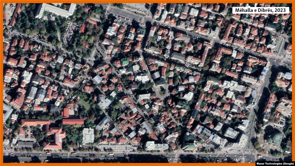 Mëhalla e Dibrës &ndash; lagja e populluar, me shtëpi, u rrit në një vendbanim edhe më të populluar, por tani me ndërtesa. Gjatë dy dekadave të fundit, qendra e metropolit është bërë edhe më atraktive për jetesë, prandaj çmimi i metrit katror ka kulmuar. Ndonëse Mëhalla e Dibrës ka qenë mbase viktima e parë e manisë së ndërtimit dhe ende po pëson ndryshime, hapësirat e gjelbra pranë ndërtesave janë ende të rëndësishme.