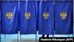 Muškarac stoji u glasačkoj kabini tokom lokalnih izbora u Rusiji, Novosibirsk, 8. septembar 2023.