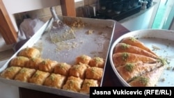 Turske baklave sa pistaćijima, i one koje se služe sa sladoledom. Budva, 14.avgust 2023.godine