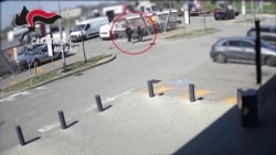 Nadzorne kamere u tržnom centru snimile su Vladimira Jovančića kako razgovara sa Srđanom Lolićem
