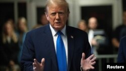 Bivši predsednik SAD Donald Tramp govori medijima posle prvog dana suđenja u Njujroku, 22. april 2024.