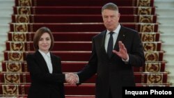 „Știm să sângele apă nu se face și relația noastră este cea mai bună dovadă a acestui adevăr. Astăzi, avem atât de multe proiecte comune, care ne ajută să rezistăm în această perioadă complicată și să avansăm ferm pe calea europeană”, a spus Maia Sandu, joi, la Cotroceni. 