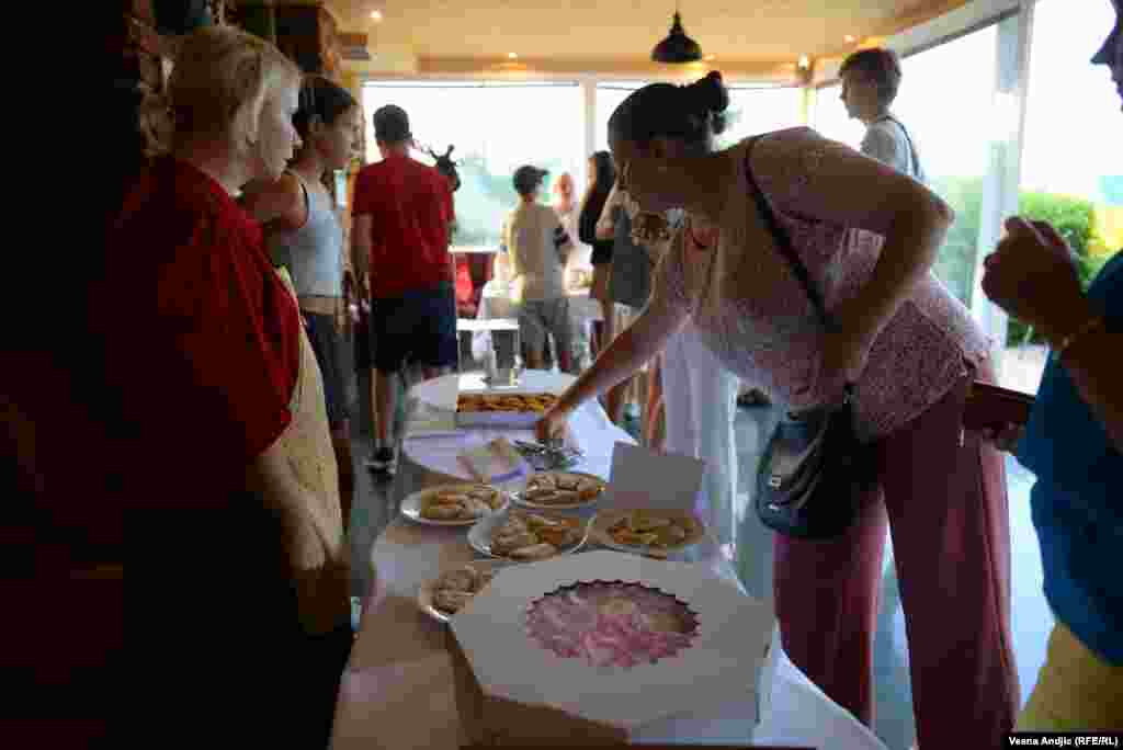 Aktivisti su najavili da će sav prihod od prodaje hrane biti prosleđen kao pomoć ugroženima u Ukrajini, preko humanitarne organizacije &quot;Čornomorska sič&quot;, koja pomaže ljudima pogođenim eksplozijom hidroelektrane Kahovska 6. juna 2023. godine.