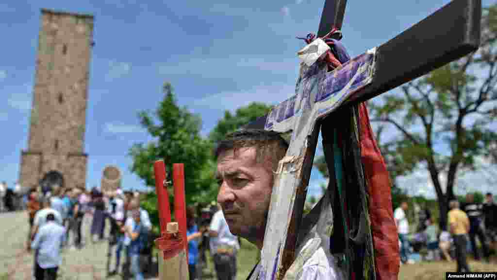 Srpski državljani drže ikone dok učestvuju u ceremoniji obeležavanja istorijske Kosovske bitke kod spomenika Gazimestan na periferiji Prištine 28. juna. Kosovska bitka 1389. godine, vođena 28. juna, bila je ključna konfrontacija između snaga srpskog kneza Lazara Hrebeljanovića i Osmanskog carstva na čelu sa sultanom Muratom I.