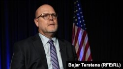 Ambasador Jeffrey Hovenier tokom intervjua za Radio Slobodna Evropa u Prištini, 20. 9. 2023.