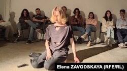 იოკო ონოს მიერ 1964 წელს შესრულებული პერფორმანსის, Cut Piece-ის რეკონსტრუქციის ავტორი ახალგაზრდა აფხაზი მხატვარი ქალი ნიკოლ ბარციცია. 