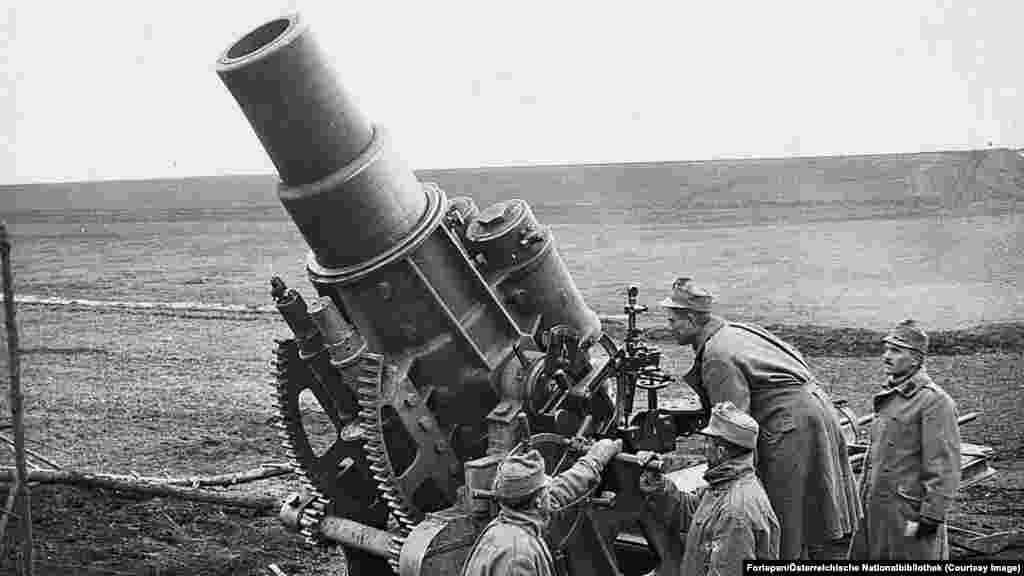 Škodin &quot;opsadni minobacač&quot; kojim su upravljale austrougarske snage negdje u današnjoj Ukrajini 1915. Minobacač je bacao granate teške 384 kilograma, a kasnije su ga koristili nacisti u Drugom svjetskom ratu.