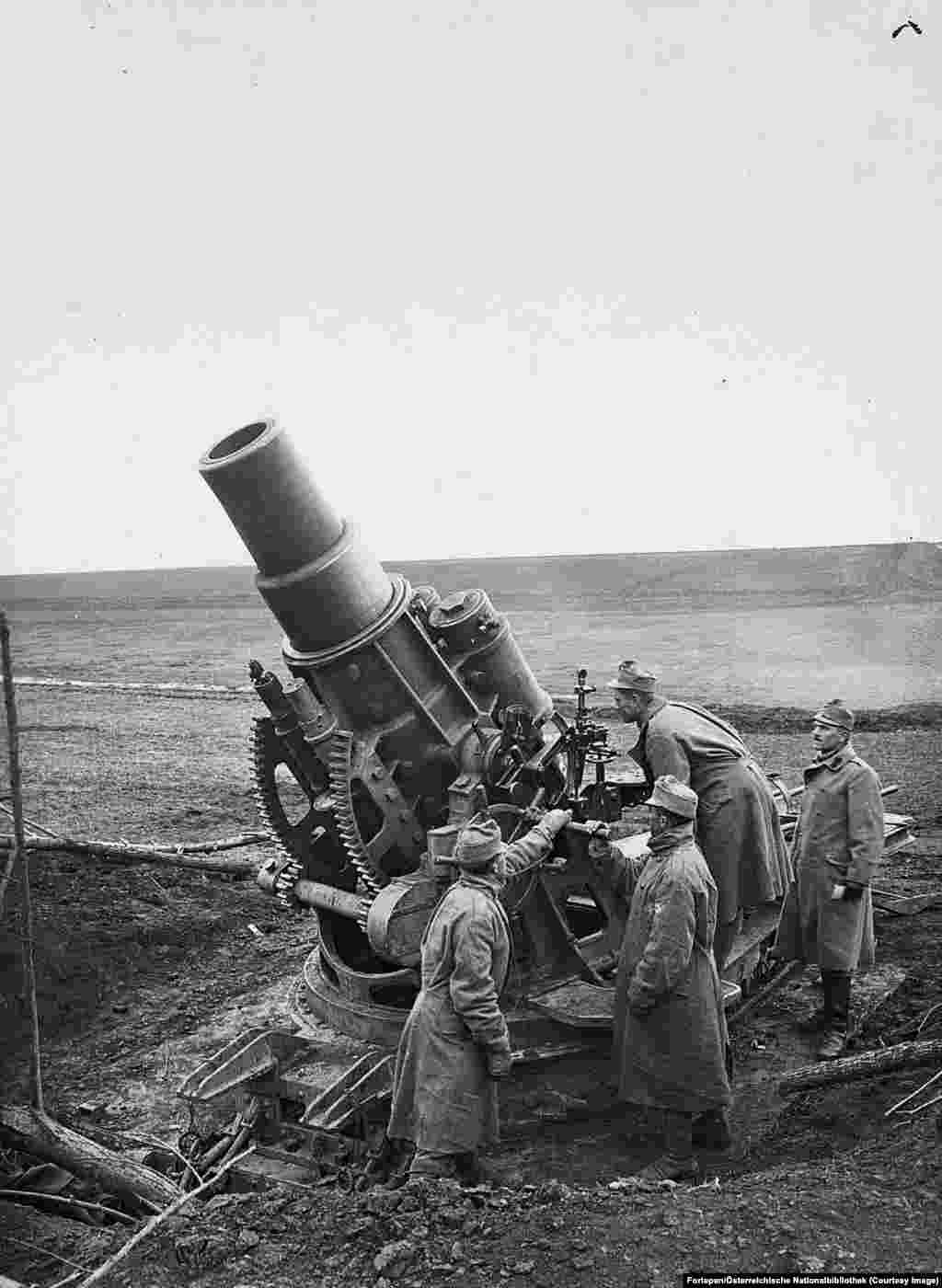 Forcat austro-hungareze duke përdorur një mortajë të tipit Shkoda, diku në Ukrainë e sotme, në vitin 1915. Mortaja hidhte predha që peshonin nga 384 kilogramë, dhe më vonë u përdor edhe nga nazistët në Luftën e Dytë Botërore. Shkoda është prodhues çek i automobilave.