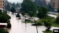Невреме со пороен дожд, врнежи од град и грмежи попладнево ги зафати Делчево и околните населени места. 