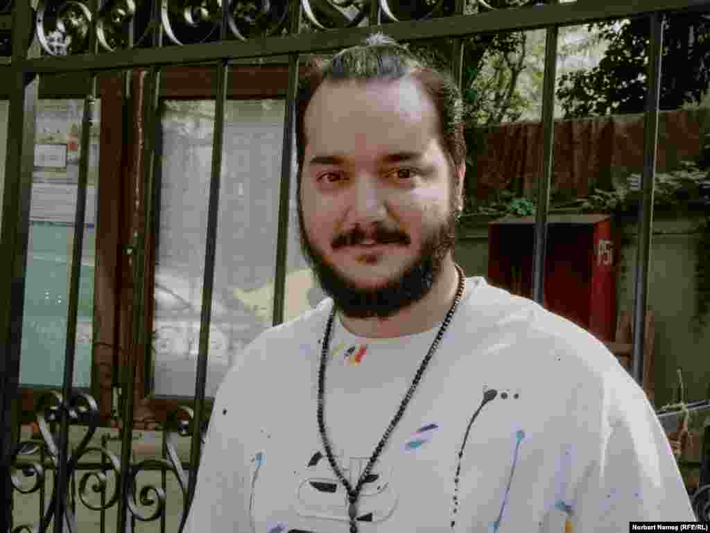 La alte câteva străzi distanță l-am întâlnit pe Marius, care a fost reprezentant la secția de votare de la colegiul Sfântul Sava din Sectorul 1. A apucat să voteze doar la europarlamentare, pentru că locuiește în alt sector. &bdquo;E important să ieșim toți la vot.&rdquo;