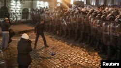 Грузинската полиция блокира улици и използва сълзотворен газ, за да спре демонстрациите в Тбилиси на 7 март 2023. Протестите са предизвикани от гласуването на първо четене на закон, който повтаря руските репресиви норми за "чуждестранните агенти".