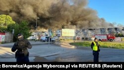 Полицейские работают на месте пожара в торговом центре Marywilska 44 в Варшаве, Польша, 12 мая 2024 года. 11 мая этого года власти Польши официально обвинили российские спецслужбы в его поджоге