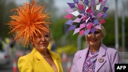 Посетителки на конните надбягвания в "Деня на дамите". Това е вторият ден от конните надбягвания "Grand National" на хиподрума Ейнтри, Ливърпул, северозападна Англия. 12 април 2024 г.