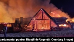 Un puternic incendiu a izbucnit în a doua zi de Crăciun la pensiunea Ferma Dacilor, din satul Tohani, aflat la circa 90 de kilometri nord de București.
