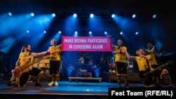 Босненската група на концерта си в София на 5 юли. Пред публиката музикантите представиха петицията си за участие в конкурса Евровизия, на който искат да представят Босна, България и още няколко непредставени държави