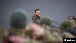 Presidenti i Ukrainës, Volodymyr Zelenskiy, gjatë një ceremonie në Kiev me rastin e përvjetorit të parë të pushtimit rus të Ukrainës, mes sulmeve të Rusisë në Ukrainë, 24 shkurt 2023.