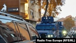 Automjete të Policisë së Kosovës afër restorantit Grey në Mitrovicën e Veriut, i lidhur me nënkryetarin e Listës Serbe, Millan Radoiçiq.