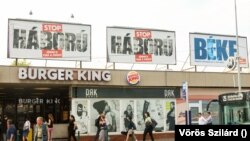 Plakátok a Mexikói úti végállomásnál 2024. június 5-én