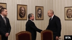 Тошко Йорданов от "Има такъв народ" се ръкува с президента Румен Радев по време на консултацията за съставяне на правителство, 21 април 2023 г.