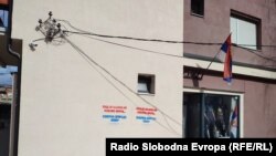 Grafiti "Kad se vojska na Kosovo vrati... Severna brigada živi", Severna Mitrovica, Kosovo, 11. februar 2024.