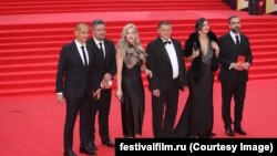 Echipa filmului „21 de rubini”, la festivitatea de deschidere din 19 aprilie. Regizorul Mega este primul din dreapta, actorul Vișan - al treilea.