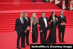 Ciprian Mega (primul din dreapta) pe covorul roșu la Festivalul Internațional de Film de la Moscova, în 2024. Întreaga comunitate politică internațională a boicotat evenimentul.