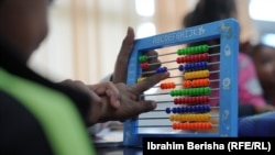 Djeca uče računanje na računaljki, Gadime, april 2024.