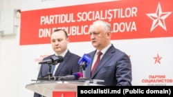 На пресс-конференции 11 апреля Додон вместе с Бэтрынчей опровергли «слухи о том, что ПСРМ распускается, ликвидируется».