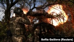 Українські військовослужбовці ведуть вогонь з гаубиці по російських військах поблизу прифронтового міста Бахмут, 11 липня 2023 року