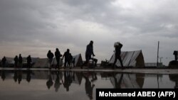 Raseljeni u improvizovanom šatorskom kampu u Rafi u južnom pojasu Gaze 2. februara 2024.