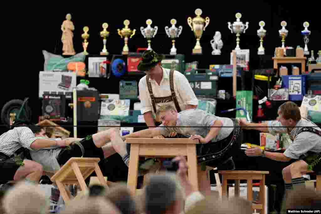 Mundja e gishtërinjve është një sport i njohur garues në rajonin alpin të Gjermanisë dhe në Austri.