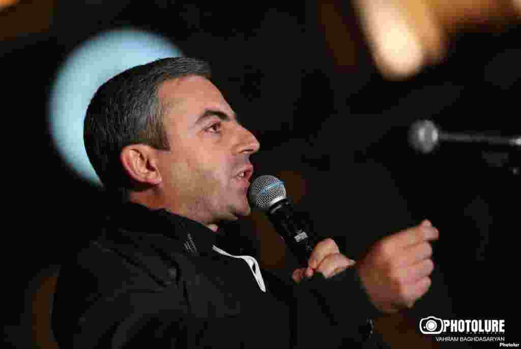 Demonstranti su tražili Pašinijanovu ostavku tokom mitinga na Trgu Republike u Jerevanu 20. septembra. Ombudsman za prava Nagorno-Karabaha, Gegham Stepanian, rekao je da je najmanje 200 ljudi ubijeno, a oko dvostruko više ranjeno tokom borbi, uključujući djecu.