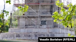 На това място върху постамента на паметника доскоро стоеше плочата с надпис: „На Съветската армия освободителка от признателния български народ“. Според противниците на паметника армията на СССР всъщност е окупирала България.