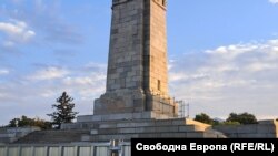 Към 19 ч. беше поставена само част от скелето.