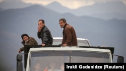 ეთნიკურად სომეხი ლტოლვილები მთიანი ყარაბაღიდან 2023 წლის 26 სექტემბერს სომხეთის საზღვარზე, სოფელ კორნიძორში სატვირთო მანქანებით ჩავიდნენ. ფოტო: ირაკლი გედენიძე (Reuters)