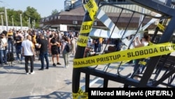 Protestno okupljanje novinara i aktivista u Banjaluci uoči sjednice parlamenta RS na kojoj je usvojena kriminalizacija klevete, 18. jul 2023.