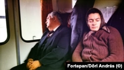Ismeretlen utasok szundítanak egy vidéki vonaton 1983-ban