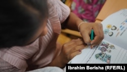 Učenica radi domaći zadatak tokom dodatnog časa.