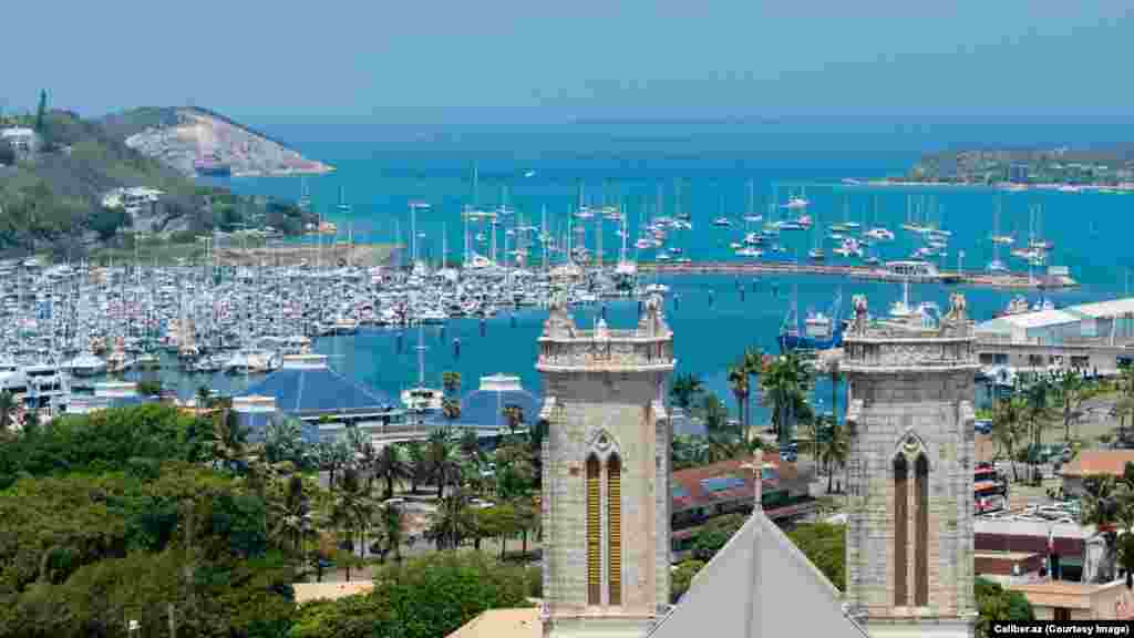 Pogled na Noumeu, glavni grad Nove Kaledonije Pacifički arhipelag naseljen je sa oko 41 posto autohtonih Kanaka, a oko 24 posto stanovnika su Evropljani, uglavnom francuskog porijekla. Napetosti između dvije zajednice su ranije prelazile u smrtonosno nasilje, ponajviše 1984. Međutim, na referendumima o nezavisnosti Nove Kaledonije održanim 2018., 2020. i 2021. godine, birači su odlučili da ostanu francuska teritorija. &nbsp;