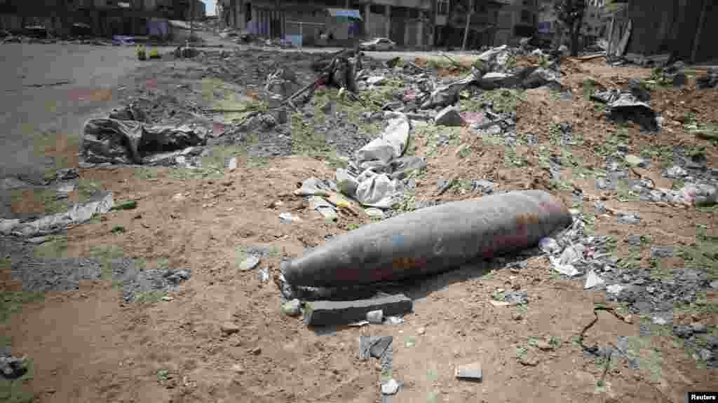 Egy izraeli repülőgép által kilőtt, fel nem robbant rakéta fekszik a romok között a Gázai övezet északi részén 2024. május 14-én. Az elmúlt napokban kitelepítettek száma a Gázai övezet 2,3 millió lakosának csaknem negyedét teszi ki. Lassan nincs hová menekülni