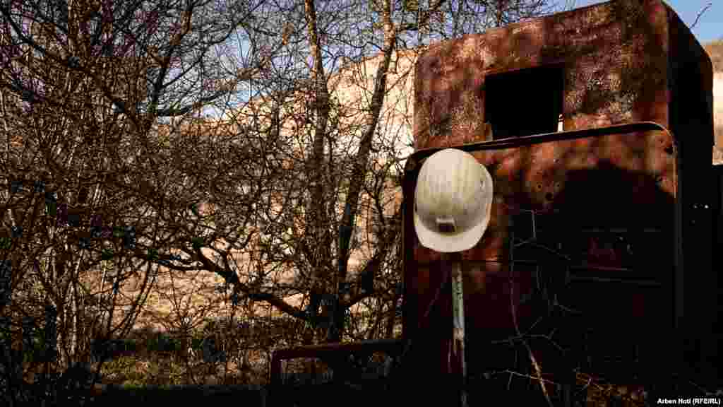 Një helmetë e lënë në minierë.