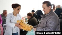 Rronita Lajçi duke marrë ushqime në kuzhinën popullore "Bereqeti" në Pejë.