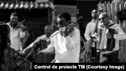 Gheorghe Anghel, cunoscut sub numele de scenă Caliu, alături de formația sa.