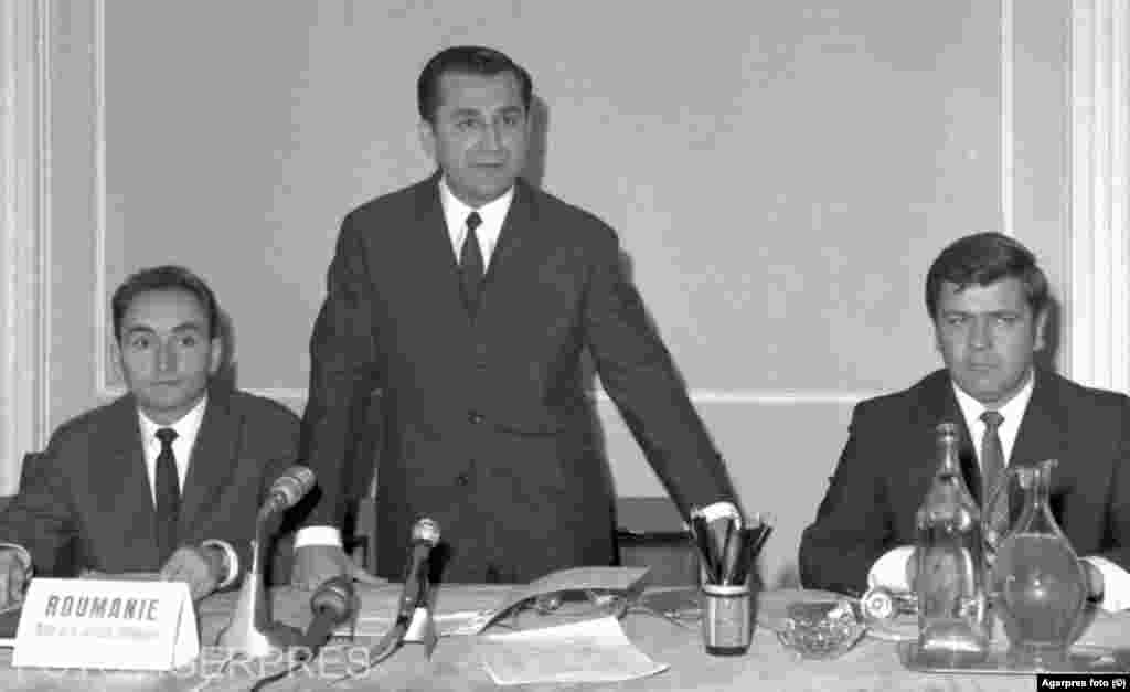Ion Iliescu a fost membru marcant al Partidului Comunist, membru al CC al PCR. A fost ministru pentru problemele tineretului din România între anii 1967-1971. În fotografia alăturată, din 1969, era la o masă rotundă cu tema „Tineretul și securitatea europeană”, organizată la Snagov.