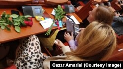 Adeziuni la PSD și trandafiri, pe băncile liberalilor. Cadoul le-a fost făcut de fostul coleg, Ludovic Orban, la votul de validare a Guvernului Ciolacu. 15 iunie 2023